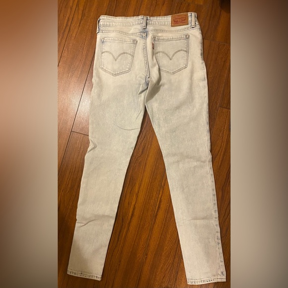 Light wasted Levi’s - Picture 3 of 3